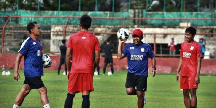 Asisten Pelatih PSM Makassar Bahar Muharram dan Syamsuddin Battola saat latihan pemain, di Stadion M