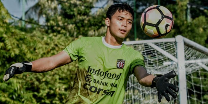 Dicky Indrayana (Bali United) siap menendang bola saat latihan di Lapangan Banteng, Seminyak, Jumat 