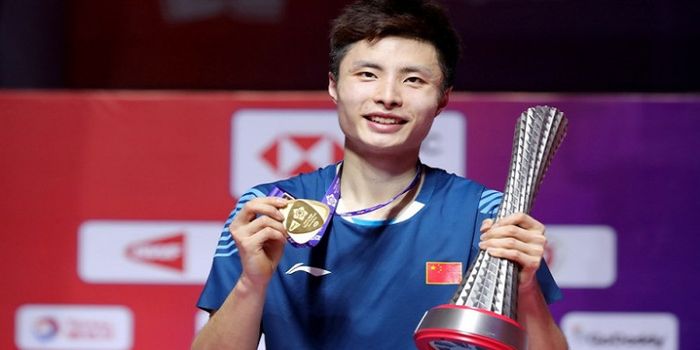 Tunggal putra China, Shi Yuqi, saat berpose dengan memegang medali dan trofi setelah tampil sebagai 