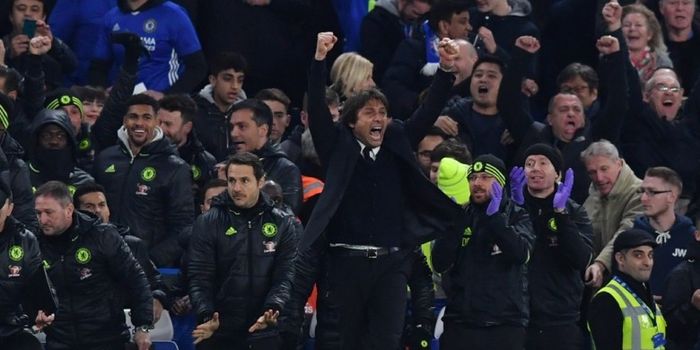 Manajer Chelsea, Antonio Conte, merayakan kemenangan atas Tottenham Hotspur dalam pertandingan Premi