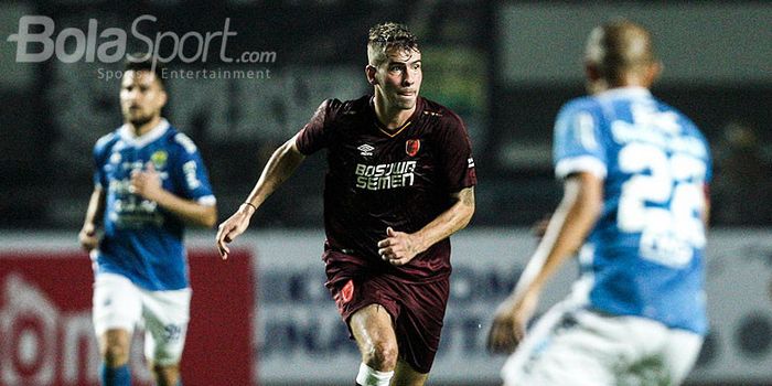 Gelandang PSM Makassar, Wiljan Pluim, saat tampil melawan Persib Bandung pada pekan kesepuluh Liga 1