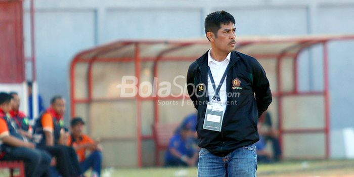 Pelatih PS Tira, Nilmaizar, mengamati jalannya laga putaran pertama Piala Indonesia 2018 antara Pers