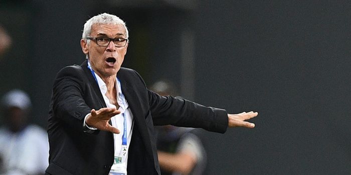 Ekspresi pelatih Mesir, Hector Cuper, dalam laga Grup D Piala Afrika kontra Ghana di Port-Gentil, Ga