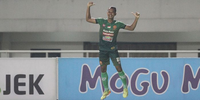 Penyerang PS TNI, Sansan Fauzi Husaeni, merayakan gol yang dicetaknya ke gawang Mitra Kukar, Selasa 