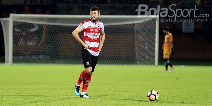 Gelandang Madura United, Nuriddin Davronov, saat tampil melawan PSIS Semarang dalam laga pekan ke-16 Liga 1 2018 di Stadion Ratu Pamellingan Pamekasan, Jawa Timur, Minggu (11/03/2018) malam.