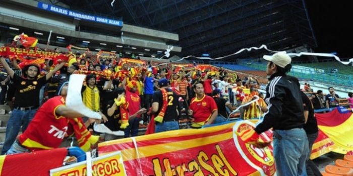 Fan Selangor FA saat mendukung klubnyamenjamu Kedah FA pada laga Piala Malaysia 2015 di Stadion MB S