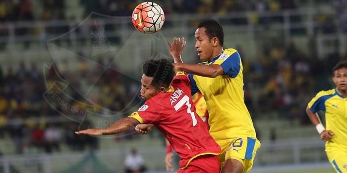 Andik Vermansah (7) saat duel dengan pemain bertahan Pahang FA pada laga Sabtu (27/2/2016). 