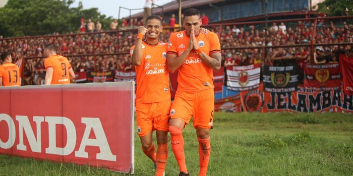 Bek Persija Jakarta, Jaimerson da Silva Xavier merayakan gol yang dicetaknya ke gawang tuan rumah PS