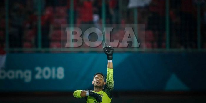 Kiper timnas u-23 Indonesia, Andritany Ardhiyasa, bereaksi pada laga penyisihan Grup A cabang sepak 