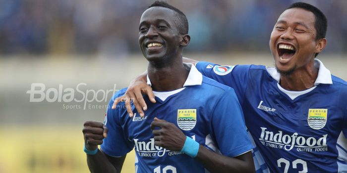 Makan Konate dan M. Ridwan, saat masih membela Persib Bandung menghadapi New Radiant di Piala AFC 2015.  