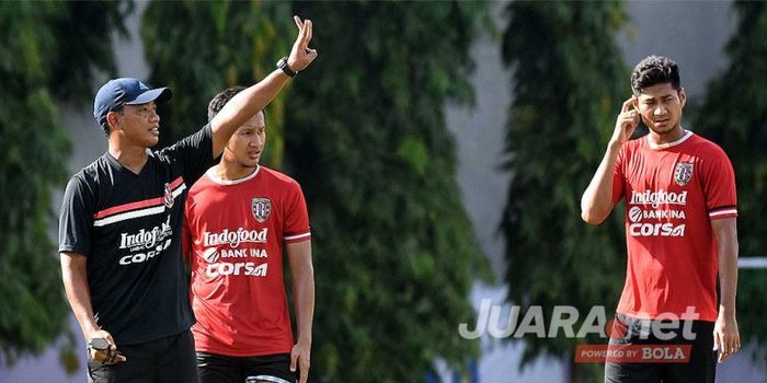 Eko Purdjianto (kiri) memberi arahan kepada Abdurahman dkk saat sesi latihan di Lapangan Banteng, Se