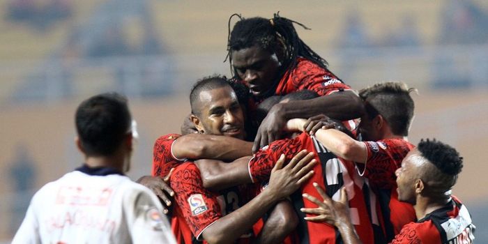 Para pemain tim Persipura Jayapura (merah) merayakan gol ke gawang Pelita Bandung Raya (putih) pada 