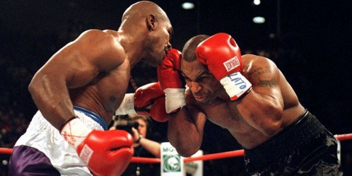 Pertarungan antara Mike Tyson melawan Evander Holyfield di MGM Grand, Las Vegas, (9/11/1996).