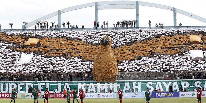 Suporter PSS Sleman membuat koreografi 4D Elang Jawa saat menjamu Persipura Jayapura dalam laga pemb