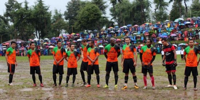 Pesepak bola papan atas Indonesia berlaga pada turnamen level tarkam FKPB Cup 3 di Desa Batur, Pegun