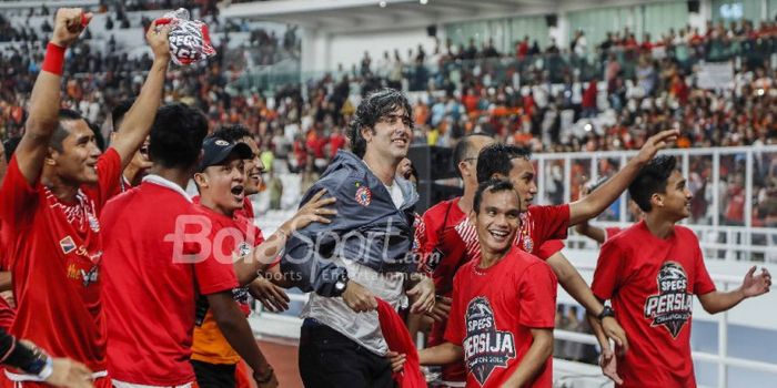 Pelatih Stefano Teco Cugurra saat masih membesut Persija, dan para pemainnya merayakan kemenangan tim.