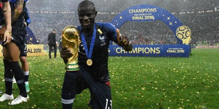 N'Golo Kante berpose dengan trofi juara Piala Dunia 2018 yang dimenangi timnas Prancis seusai meneku