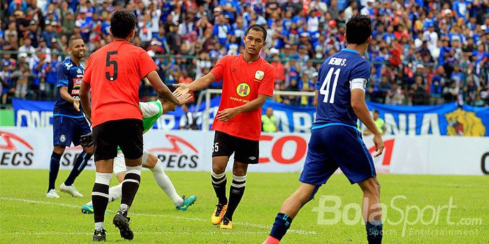 Bek Barito Putera, Dandi Maulana (tengah), saat tampil melawan Arema FC dalam laga uji coba di Stadi