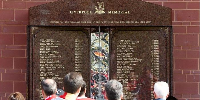 PSG memberi penghormatan untuk tragedi Hillsborough 1989 setelah tiba di Liverpool.