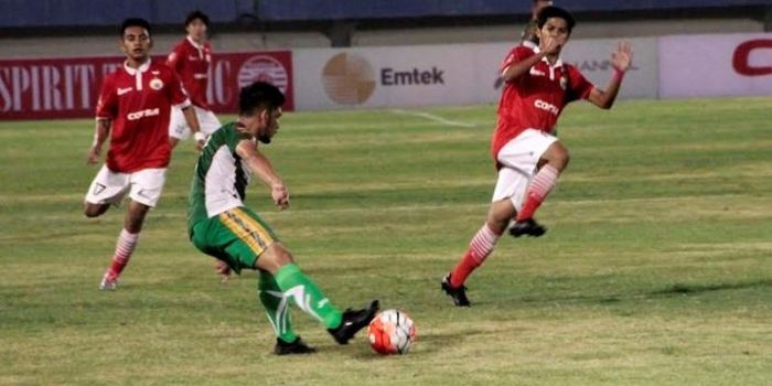 Pemain Mitra Kukar, Dzikri Akbar mencoba melakukan tendangan dan pilar Persija, Al Al Achya siap men