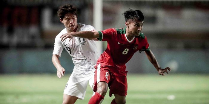 Muhammad Hargianto melewati hadangan pemain lawan dalam laga uji coba kontra Korea Selatan di Stadio