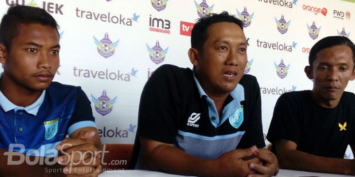 Pelatih Persela, Didik Ludiyanto (tengah) 