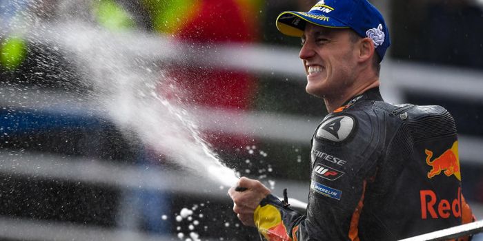 Pebalap KTM, Pol Espargaro, ketika merayakan podium perdananya di kelas MotoGP.