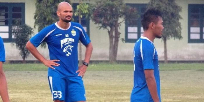 Striker Persib Bandung, Sergio van Dijk (kiri), dalam sesi latihan tim.