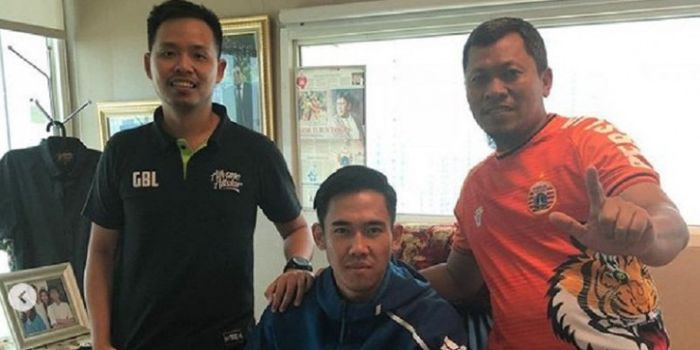 Bek Ryuji Utomo diapit agennya, Gabriel Budi Liminto (kiri) dan perwakilan manajemen Persija.