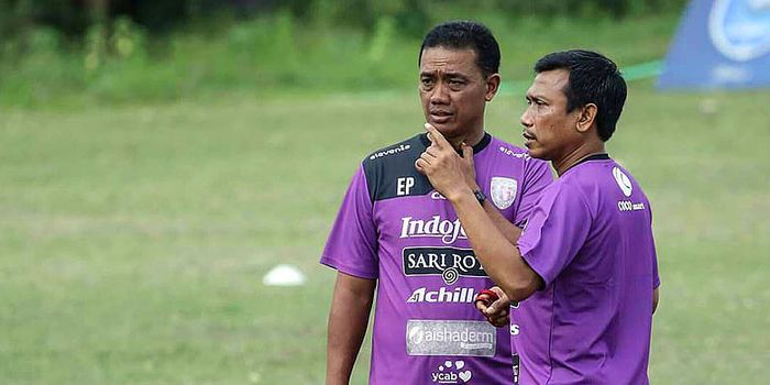  Pelatih Bali United, Widodo Cahyono Putro (kanan) dan asisten Eko Purdjianto, saat mendampingi timn