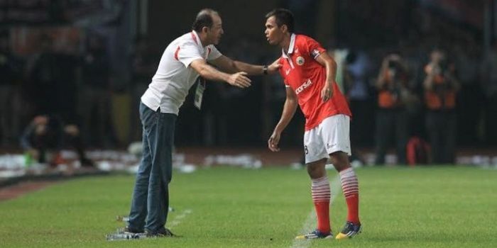 Pelatih Persija, Paulo Canargo memberikan instruksi langsung kepada gelandangnya, Rezaldi Hehanusa s