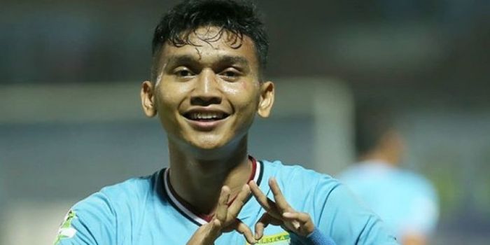   Striker Persela Lamongan, Dendy Sulistyawan, melakukan selebrasi seusai mencetak gol ke gawang Per