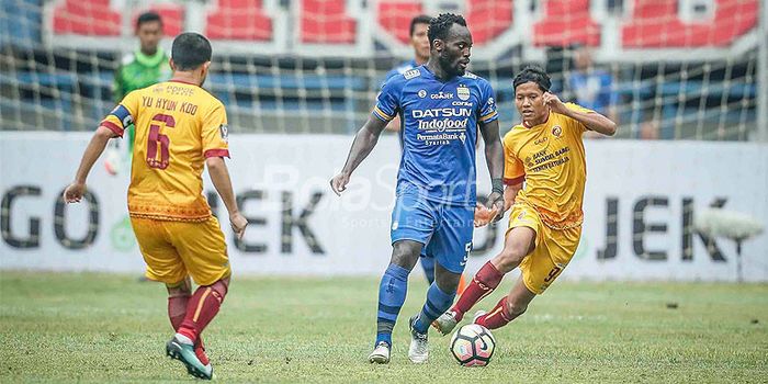 Pemain bintang Persib Bandung, Michael Essien (tengah), mendapat pengawalan ketat.