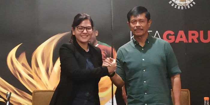 Sekjen PSSI dan pelatih timnas U-22 Indonesia yakni Ratu Tisha Destria serta Indra Sjafri dalam jump
