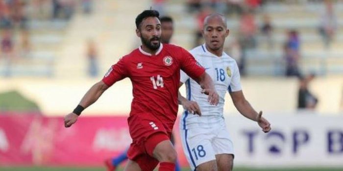 Pemain timnas Malaysia keturunan Indonesia, Mahali Jasuli (kanan).