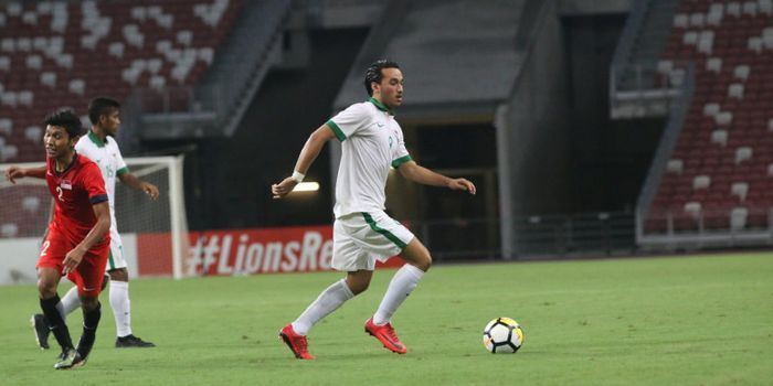 Aksi penyerang tim nasional U-23 Indonesia, Ezra Walian, dalam laga persahabatan melawan timnas U-23