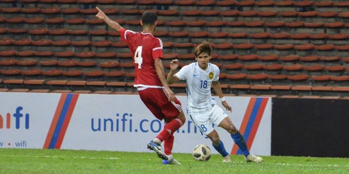 Penyerang timnas U-23 Malaysia, Akhyar Rashid (18) mencoba melewati pemain timnas U-23 Uni Emirat Arab