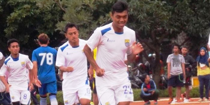 Pemain muda Persib, Alfath Fathier, berlari di sebuah sesi latihan tim.