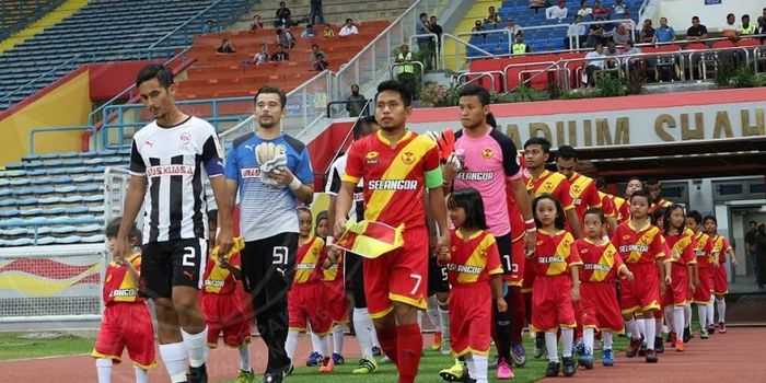 Andik Vermansyah (7) didaulat sebagai kapten Selangor FA saat melawan Pahang FA pada ajang serupa di