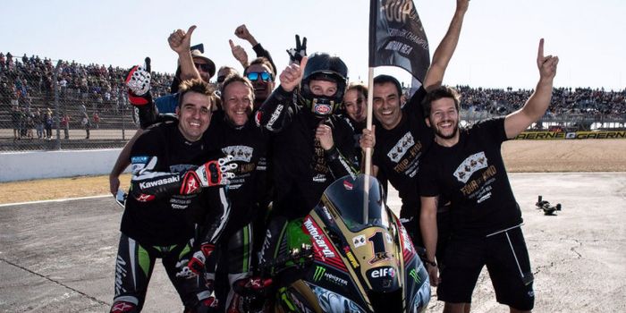 Pebalap Kawasaki Racing Team, Jonatan Rea, merayakan keberhasilannya menjadi juara World Superbike musim 2018.