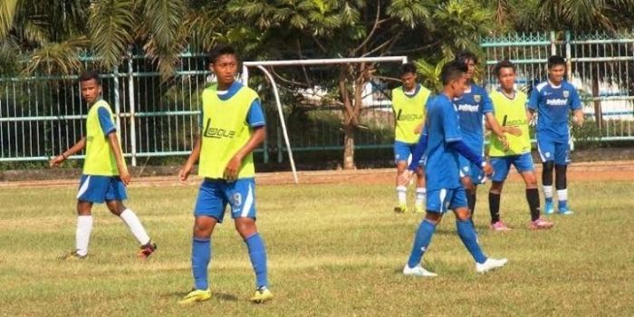 Para pemain Persib U-21 dalam sesi latihan di Stadion Sidolig beberapa waktu lalu. 