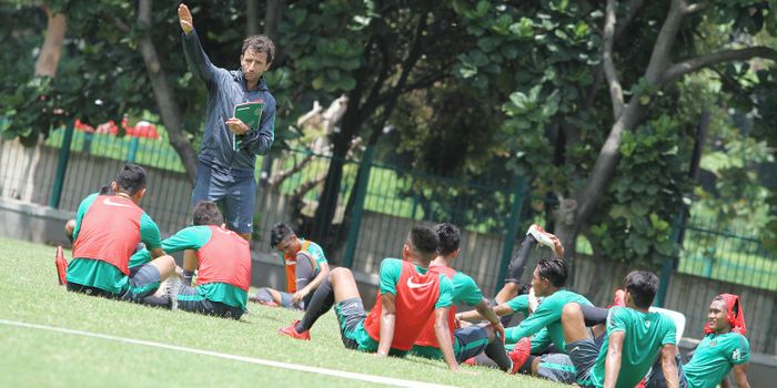  Pelatih timnas  U-23 Indonesia, Luis Milla, memberikan instruksi saat memimpin latihan di Lapangan 