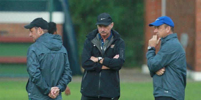 Mantan pelatih timnas Indonesia, Alfred Riedl (tengah) bersama dua asistennya, Wolfgang Pikal (kiri) dan Hans-Peter Schaller 