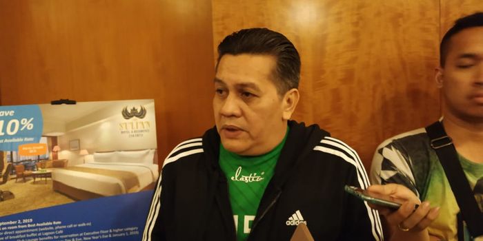 Anggota Komite Eksekutif (Exco) PSSI, Gusti Randa, menjawab pertanyaan wartawan di Hotel Sultan, Jakarta. DIa Kini Ditunjuk Sebagai Plt Ketua Umum PSSI