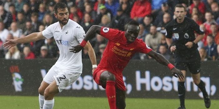 Pemain Liverpool, Sadio Mane (kanan), saat berduel dengan pemain Swansea City, Jordi Amat.