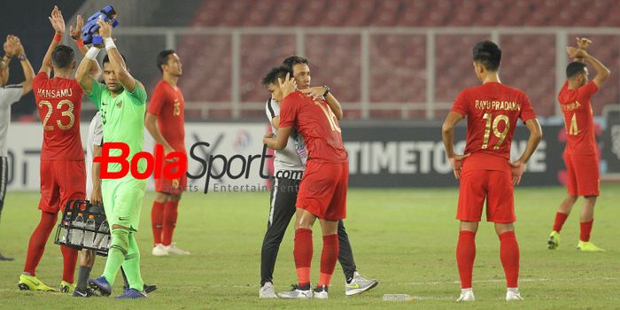                 Pelatih timnas Indonesia, Bima Sakti memeluk bek Fachrudin Aryanto seusai skuat Garu