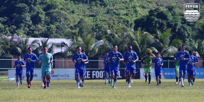  Skuat Persib Bandung saat menjalani sesi latihan di Stadion Marora, Serui, Rabu (11/7/2018). 