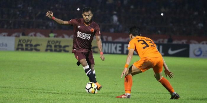  Pemain sayap PSM Makassar, Zulham Zamrun, mendribel bola pada laga Liga 1 2018 kontra Borneo FC di 