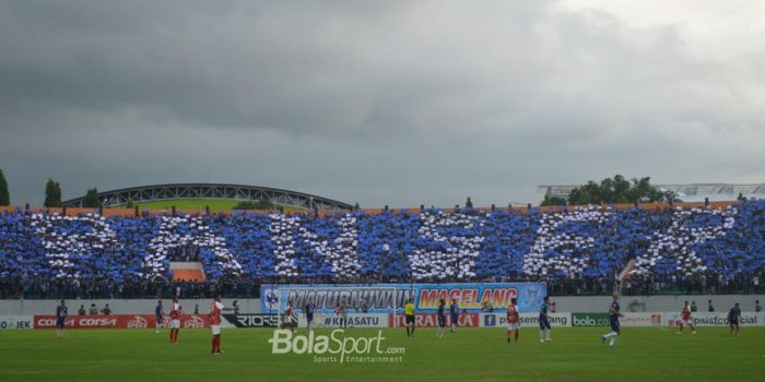  Koreografi Panser Biru pada laga PSIS Semarang di Stadion Moch. Soebroto, Kota Magelang.