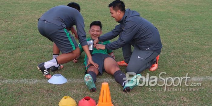 Syahrian Abimanyu menggunakan terapi hypervolt oleh tim fisioterapis saat latihan timnas U-19 Indonesia.